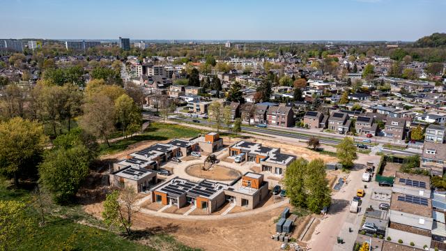 Een close up vanuit de lucht van de woningen in West, de nieuwe woningen staan in een kringetje