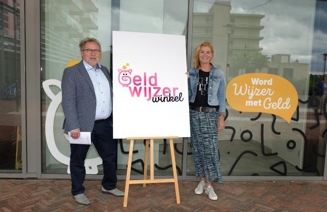 Wethouder Wiermans (links) en Rianne Laumen (rechts) aanwezig bij opening GeldWijzerWinkel Kerkrade