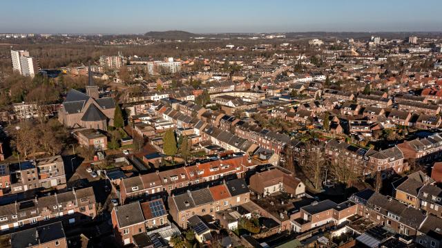 Een dronefoto van Bleijerheide met links de flat in het SUPERLOCAL gebied en op de voorgrond de kerk.