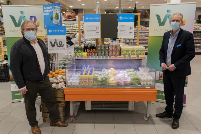 Wethouder Huub Wiermans (links) en AH-supermarktmanager Ger Gootzen werken samen aan de gezondheid en vitaliteit van de inwoners van Kerkrade en Parkstad.  