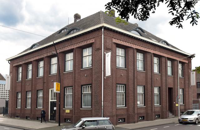 Een foto van de voormalige handelsbank in Kerkrade